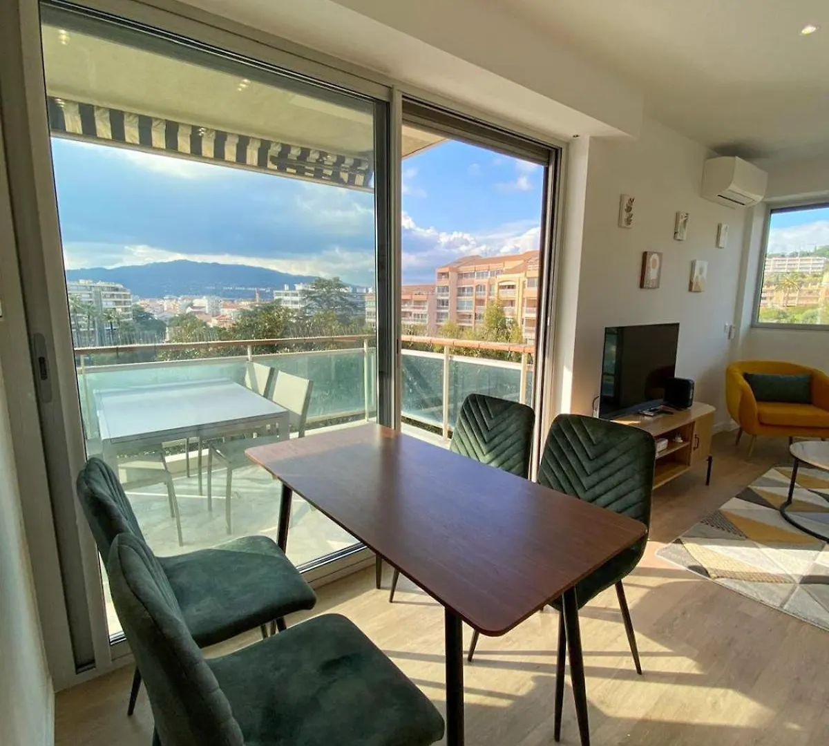 Luxury 1 Bed Apt Seafront Escape In Cannes France